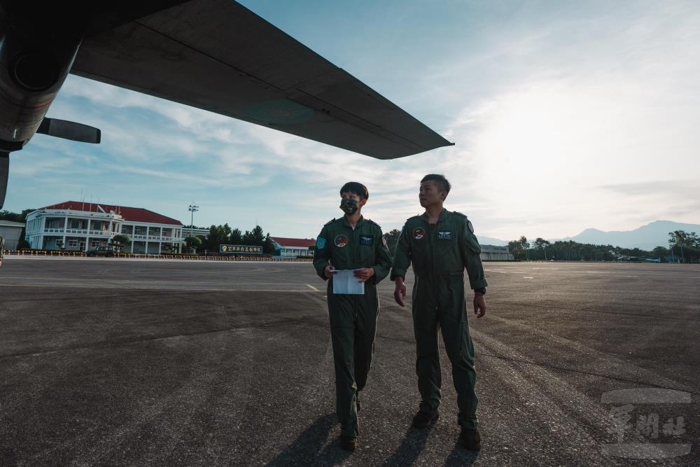 C-130飛行員進行飛行前檢查。（軍聞社記者呂尚俞攝）