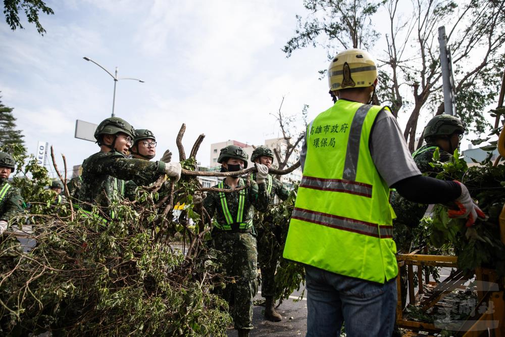 官兵清除道路樹木。（軍聞社記者呂尚俞攝）