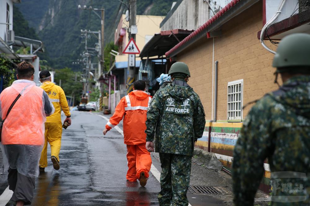 官兵前往部落，協助撤離。（軍聞社記者呂尚俞攝）