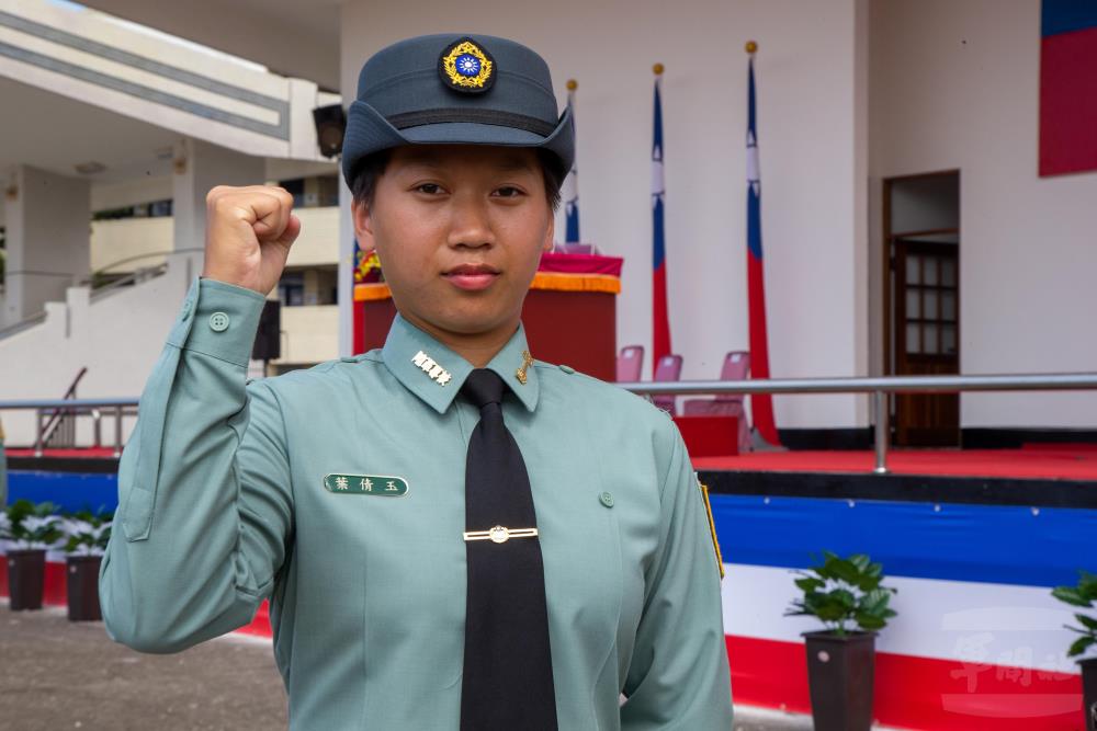 陸軍專科學校學生葉倩玉，期許自己「莫忘初衷」，持續精進學養與專業技能，面對未來挑戰。（軍聞社記者莊家宏攝）