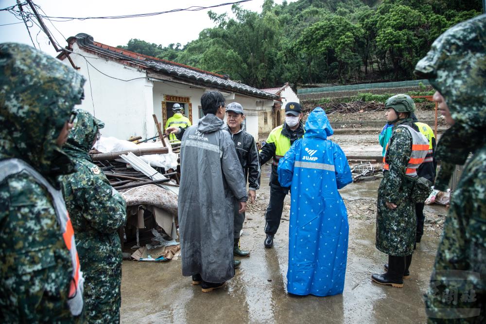 第四作戰區會同警、消人員實施土石流潛勢區預防性撤離。（軍聞社記者王茗生攝）