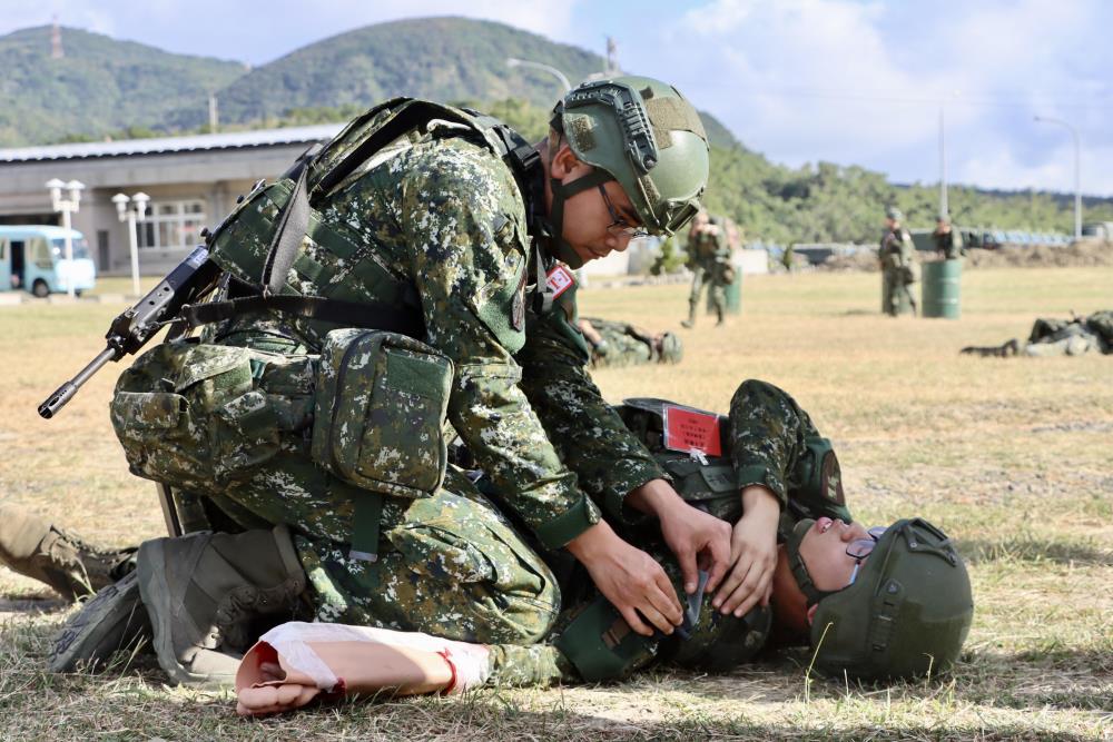 陸軍機步234旅日前針對醫務專長人員實施「大量傷患暨戰傷救護測驗」。（陸軍第十軍團提供）