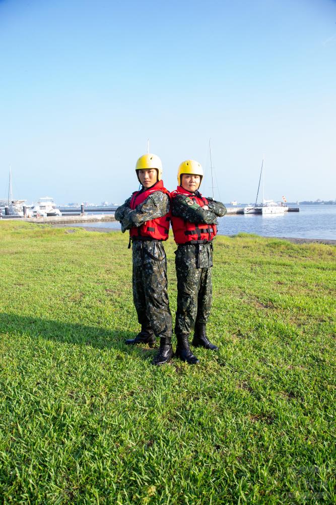 學員朱中尉、蘇下士完成第一次水域跳傘訓練。（軍聞社記者莊家宏攝）