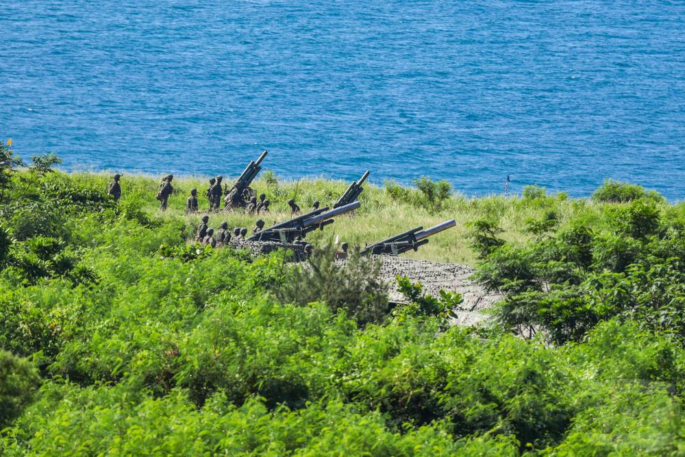 官兵在砲陣地就位。（軍聞社記者周昇煒攝）