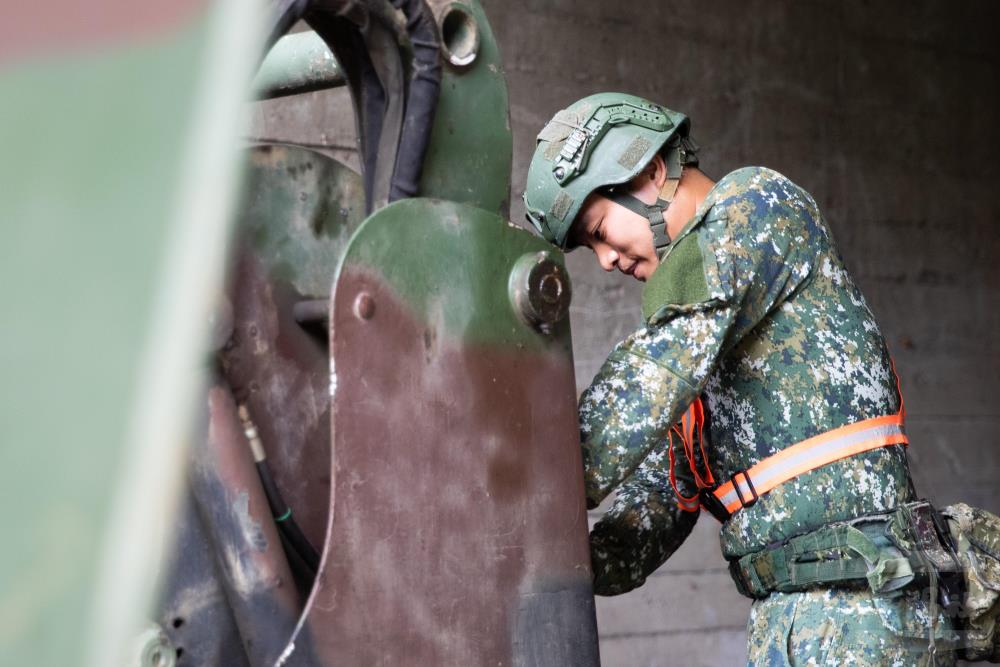 裝甲第586旅進行車輛及機具檢整。（軍聞社記者卓以立攝）