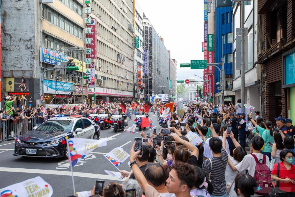 憲兵快反連官兵駕駛「印第安挑戰者」重型機車，擔任遊行前導。（軍聞社記者蔡枋澐攝）