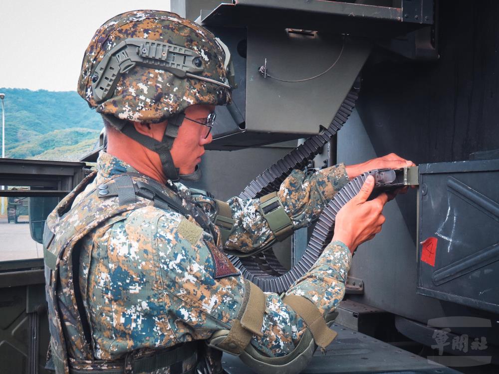陸軍砲兵第21指揮部防空營日前於屏東地區實施基地訓練。（陸軍第六軍團提供）