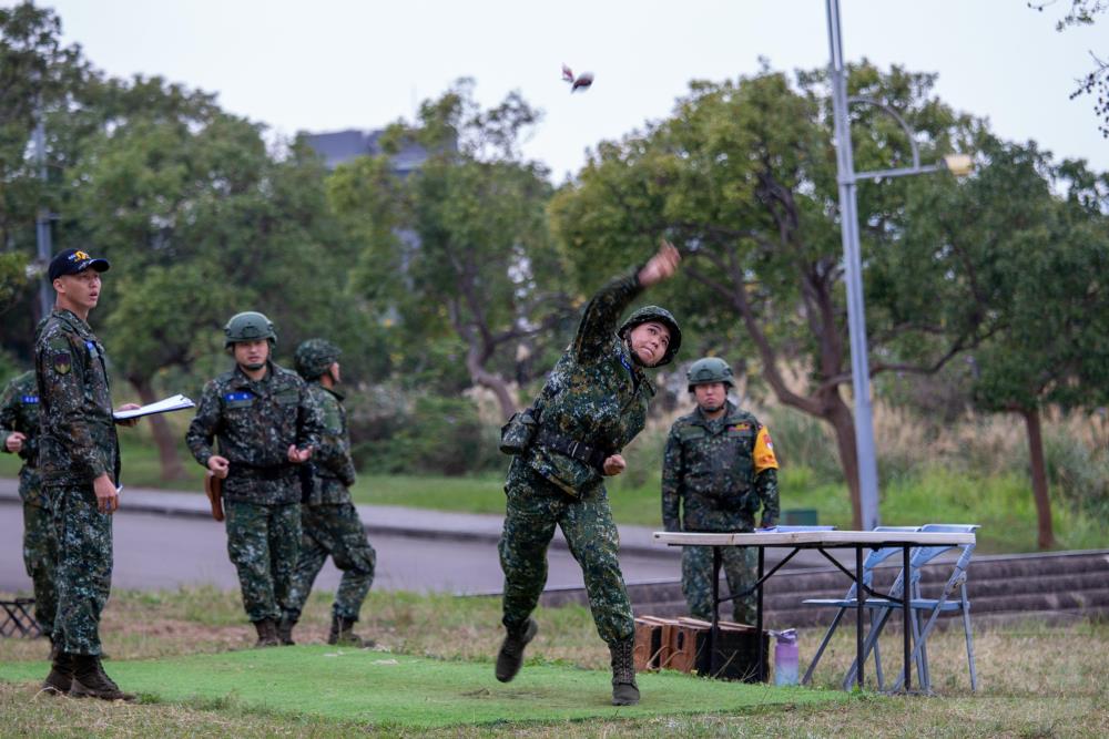 陸軍206旅入伍生手榴彈投擲訓練。（軍聞社記者吳冠萱攝）
