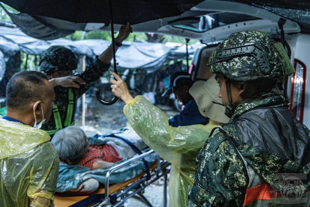 機步333旅官兵協助屏東來義鄉居民預防性撤離。（第四作戰區提供）