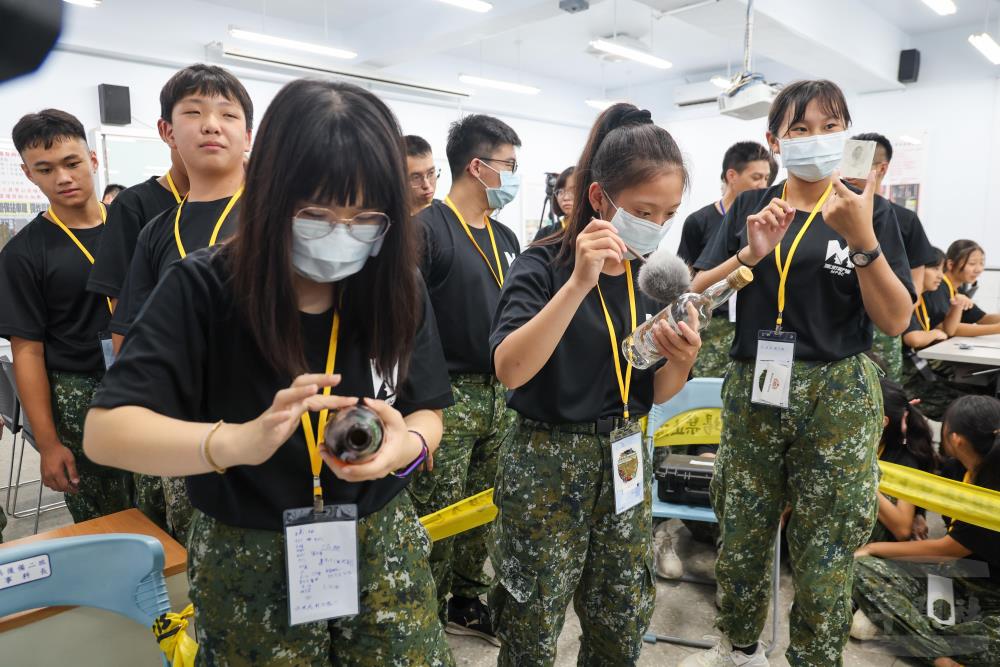 學員們進行模擬刑案現場指紋採集。（軍聞社記者莊家宏攝）