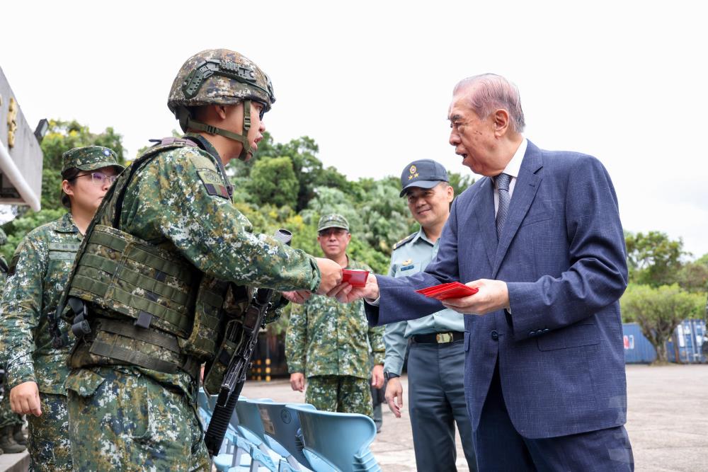 李榮譽理事長逐一慰問官兵。（軍聞社記者周昇煒攝）