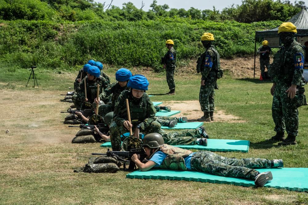 金門戰鬥營學員7日在紅山靶場進行「百步穿楊」課程。（軍聞社記者王茗生攝）