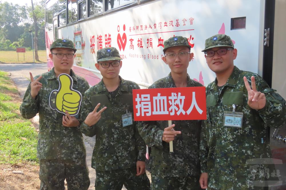 步兵257旅官兵挽袖捐血，為社會挹注正能量。（陸軍第十軍團提供）