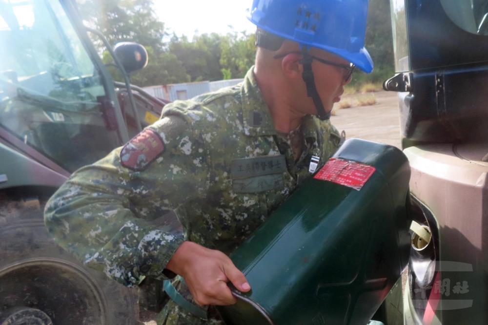 機步234旅官兵針對挖土機實施油料整補。（第五作戰區提供）