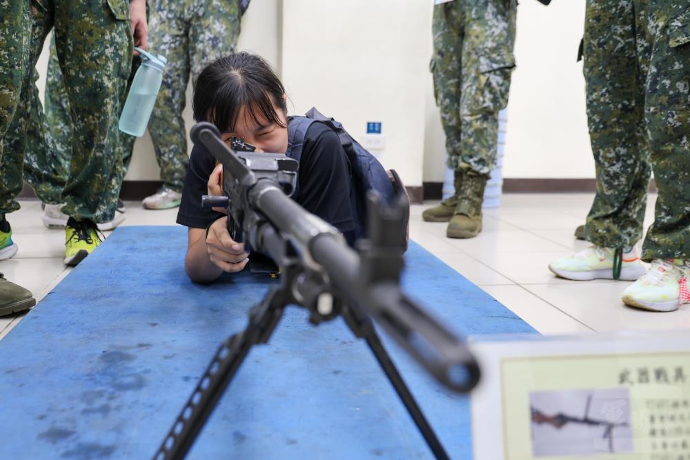 憲兵239營官兵進行各式武器解說。（軍聞社記者莊家宏攝）