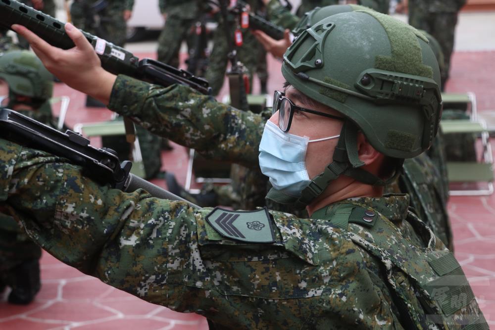官兵針對編制武器進行訓練。（陸軍步兵第257旅提供）