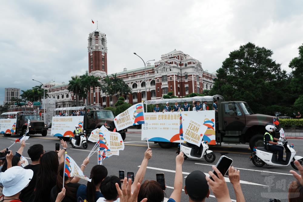 代表團成員乘坐輕型及中型戰術輪車加入遊行隊伍。（軍聞社記者吳冠萱攝）