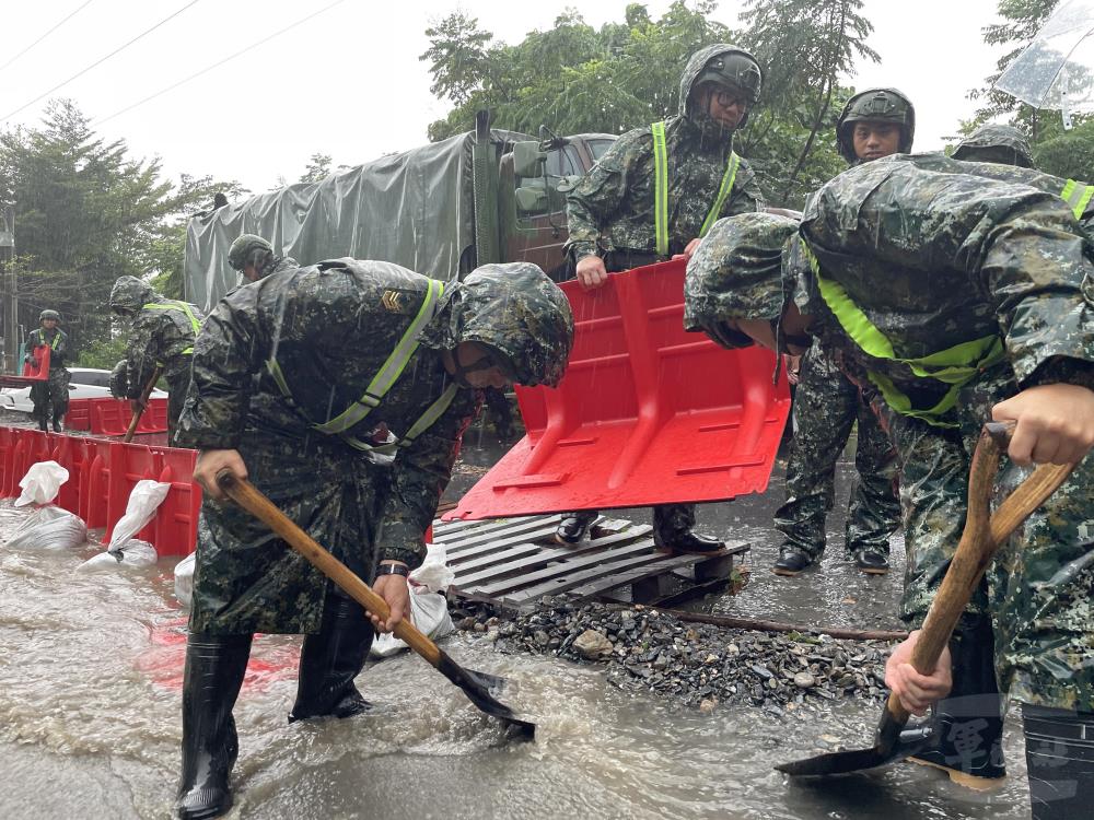 官兵執行太麻里沙崙溪引水導流任務。（第二作戰區提供）