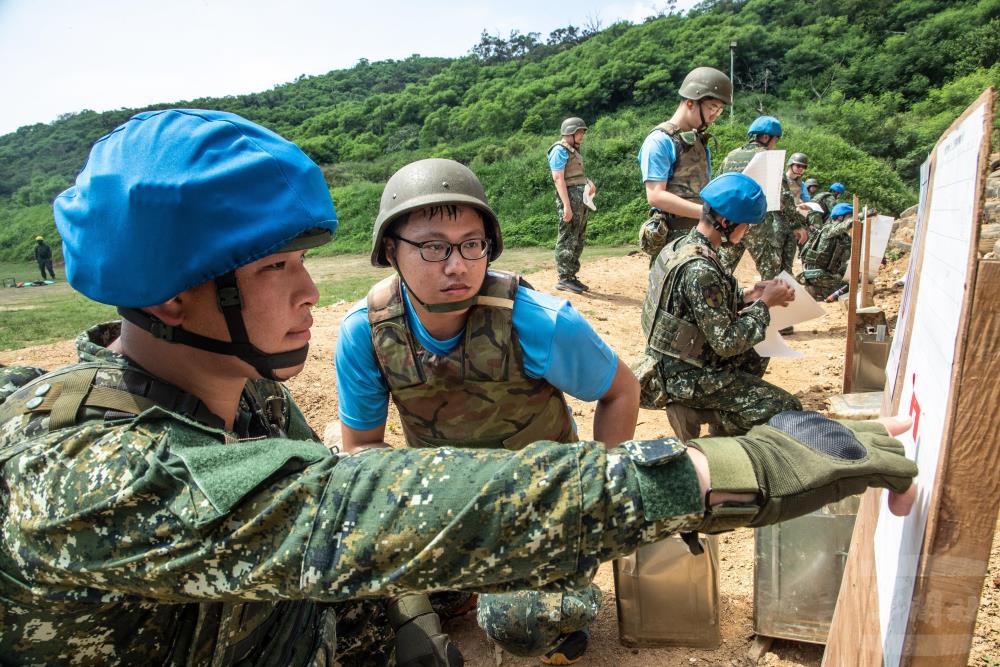 學員在教官解說下，瞭解彈著點。（軍聞社記者王茗生攝）