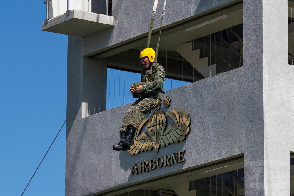 學員挑戰傘兵地面訓練的高塔訓練項目。（軍聞社記者吳東昇攝）