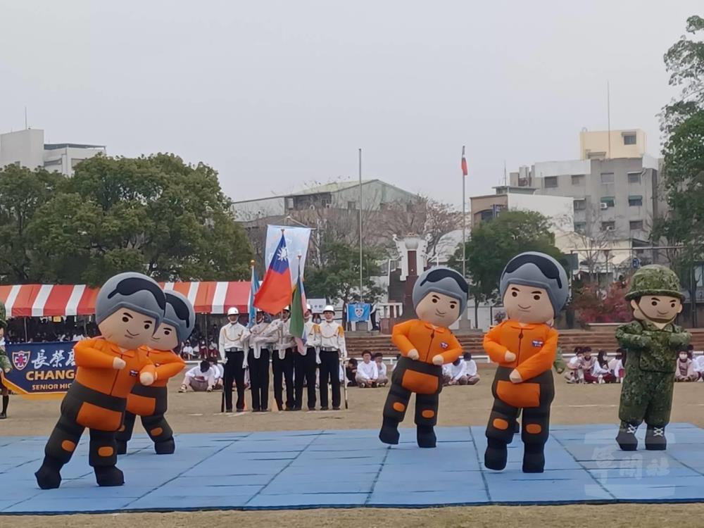 國軍人型氣偶娃娃熱歌勁舞，為招募活動注入活力。（陸軍航特部提供）