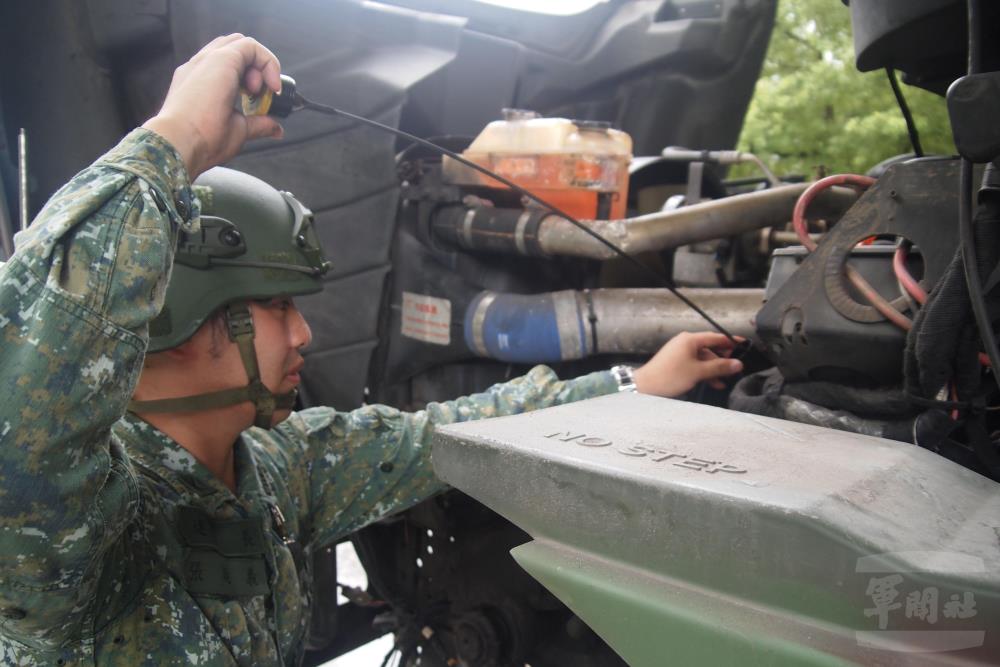 153旅官兵檢查災防車輛。（國軍第三作戰區提供）