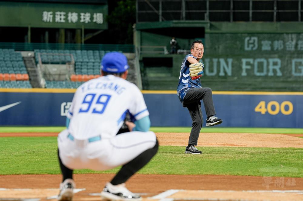 顧部長擔任「全力出擊」開球嘉賓　富邦悍將向國軍英雄致敬