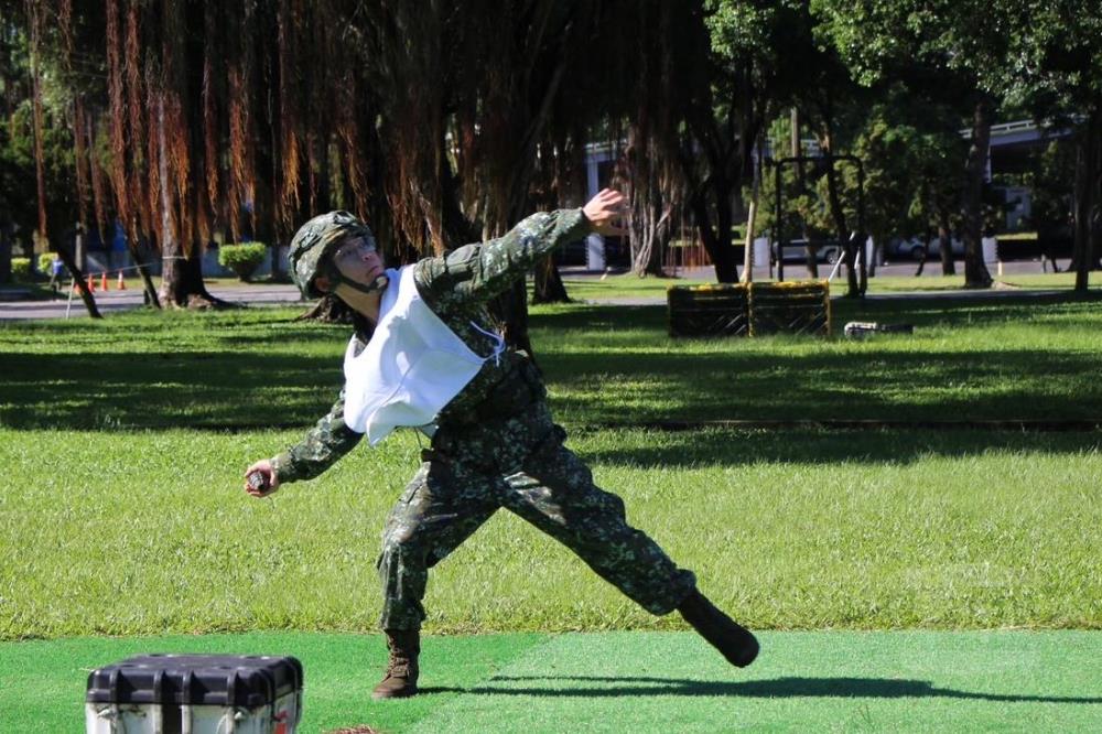 陸軍步兵第101旅一年期義務役役男日前實施基地專精期末鑑測。（陸軍第十軍團提供）