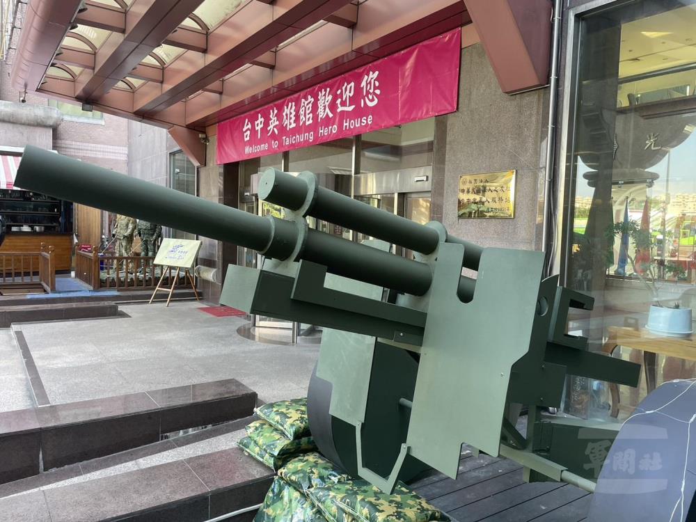 臺中國軍英雄館打造以軍事主題，於英雄館大門兩側布置特戰著裝人型及105榴彈砲。（臺中軍人服務站提供）