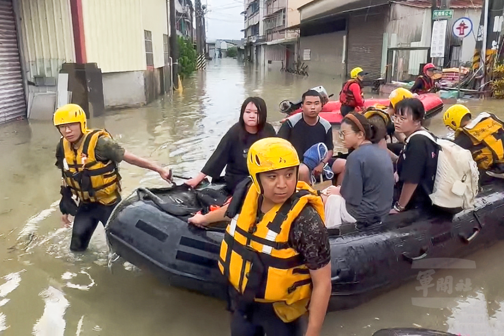 陸軍52工兵群以膠舟協助嘉義縣水上鄉居民撤離淹水區域。（陸軍第十軍團提供）