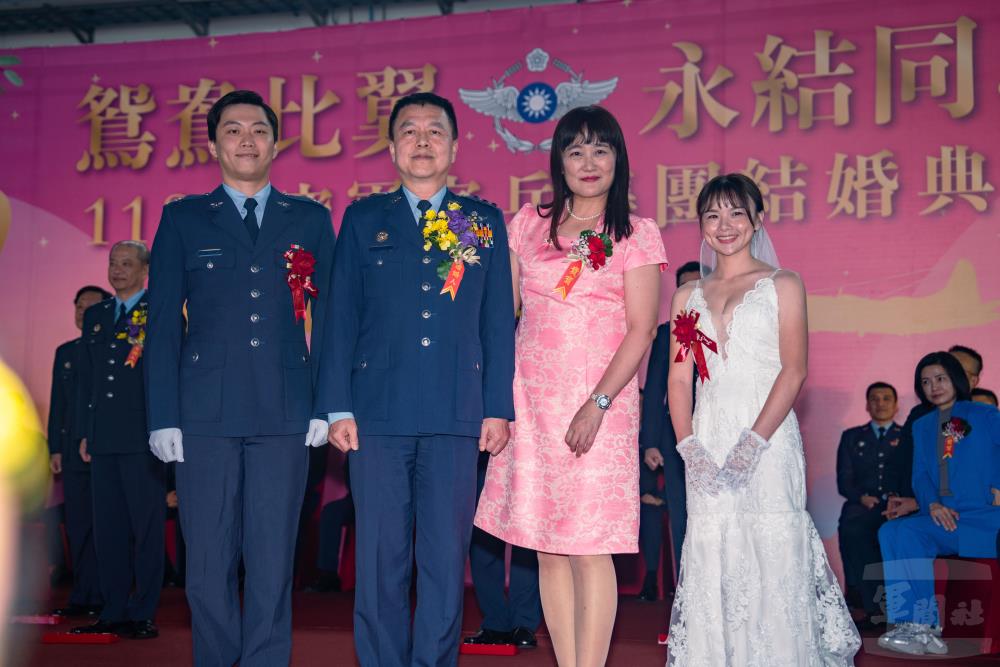 空軍司令鄭上將伉儷擔任證婚人，共同為51對新人獻上最真摯的祝福。（軍聞社記者吳東昇攝）