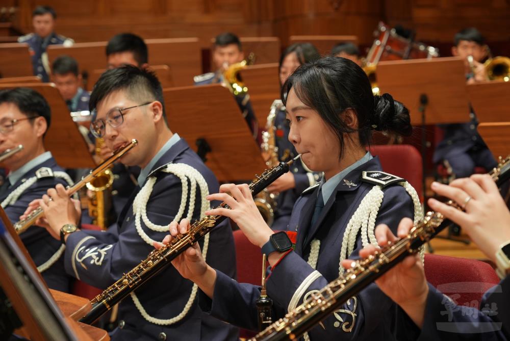 軍樂隊精彩的演出，緬懷前人篳路藍縷的忠勇衛國精神，象徵空軍健兒承先啟後的忠勇衛國精神。（軍聞社記者吳冠萱攝）