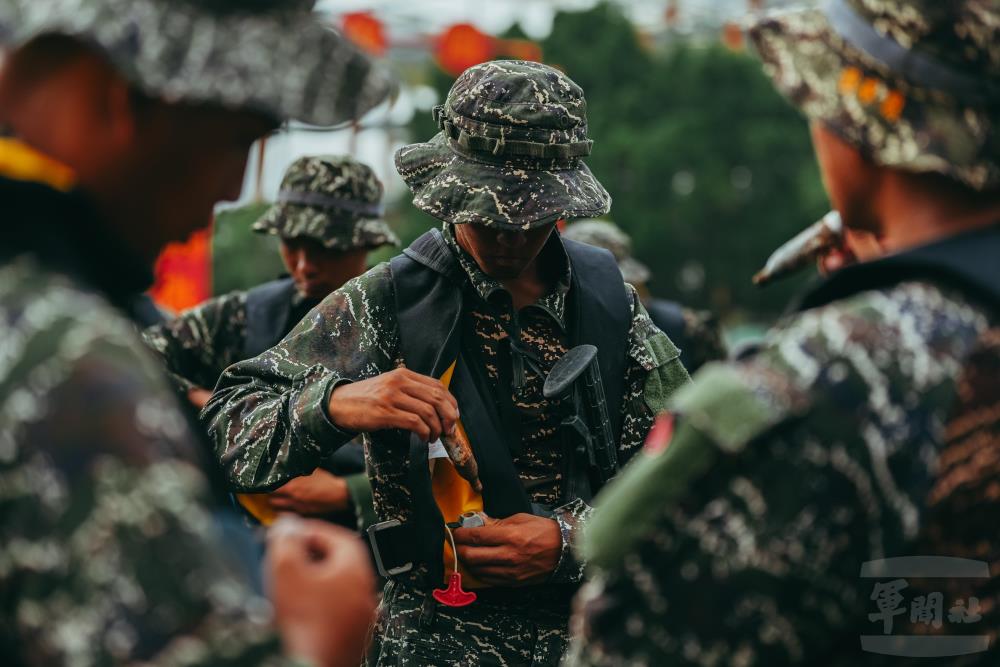 學員檢整裝備器材。（軍聞社記者陳軍均攝）