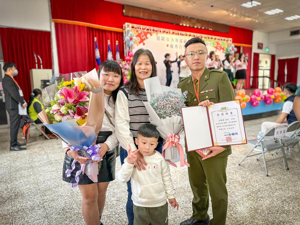 空軍松山基地指揮部王俊鴻中士獲獎與家人開心合影。（基隆招募站提供）