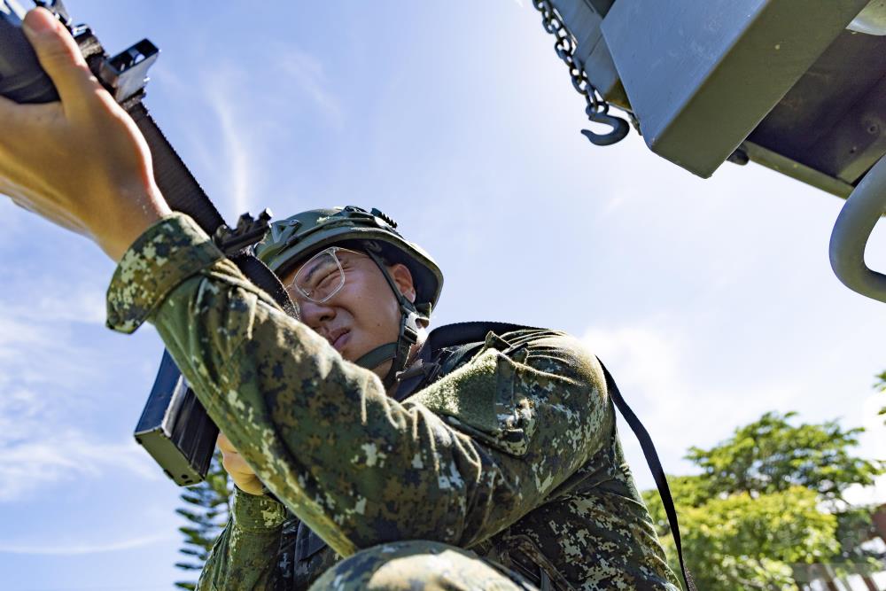 指揮所開設過程中，官兵在側邊實施警戒。（軍聞社記者黃劭恩攝）