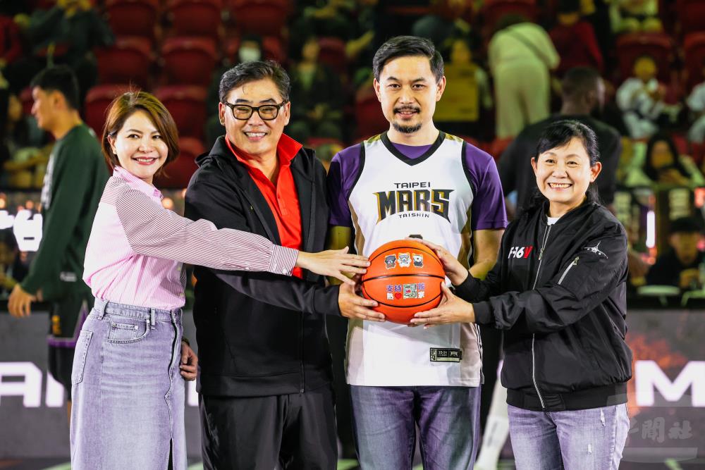 政戰局局長陳中將（右一）致贈全民國防紀念籃球。（軍聞社記者周昇煒攝）