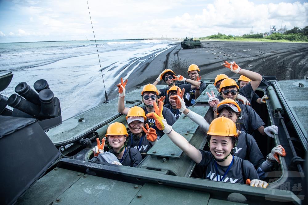 AAV-7快速奔馳，所有學員露出難掩興奮心情。（軍聞社記者王茗生攝）