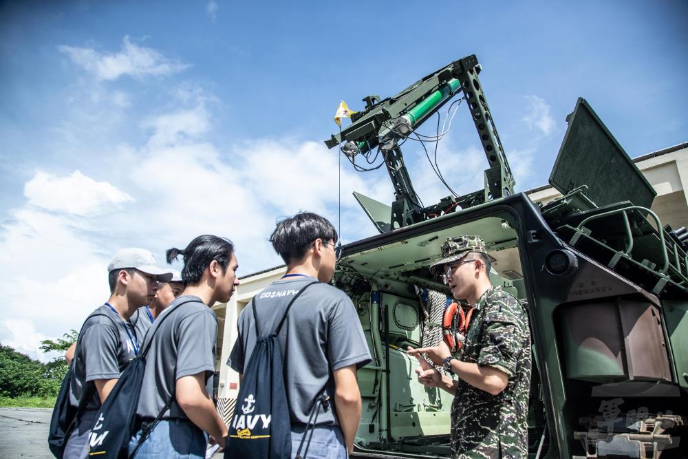 海軍陸戰隊官兵介紹AAV7兩棲突擊車的優異性能。（軍聞社記者王茗生攝）