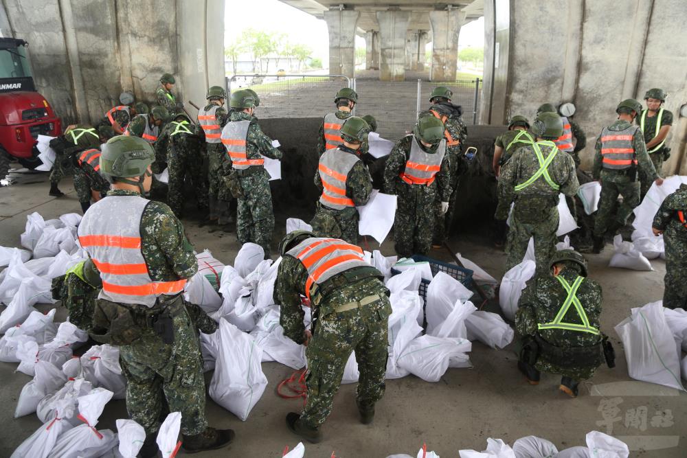 蘭指部官兵協助宜蘭壯圍鄉公所裝填沙袋。（國軍第三作戰區提供）