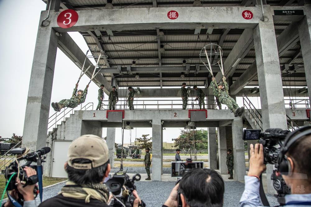 媒體近距離瞭解官兵基本傘訓訓練過程。（軍聞社記者王茗生攝）