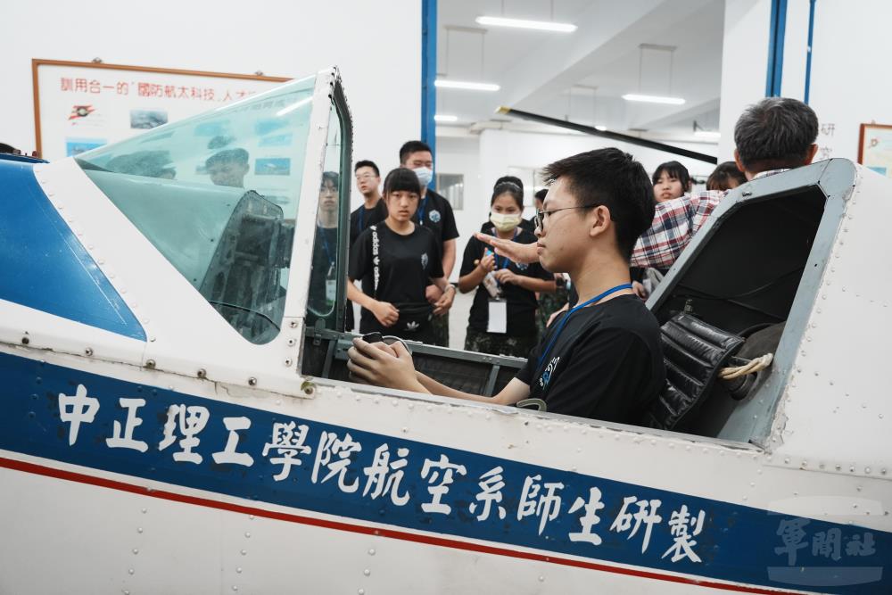 學員參訪校內航空館。（軍聞社記者陳彥樺攝）