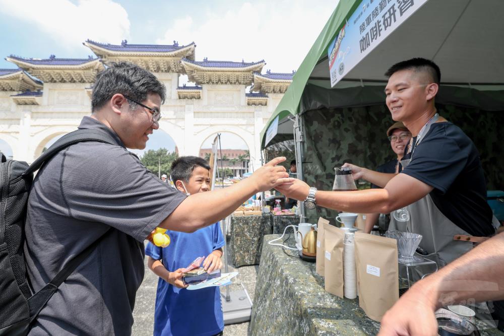 陸軍咖啡社團提供民眾美味冰咖啡。（軍聞社記者周昇煒攝）