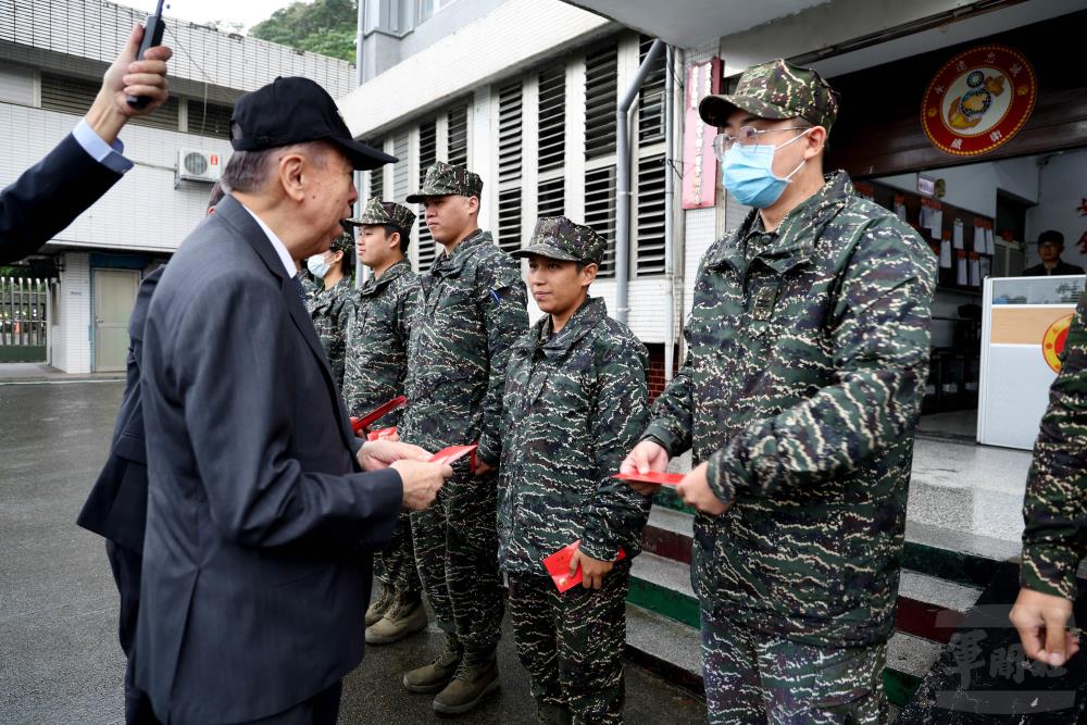 李榮譽理事長叮囑官兵注意身體健康。（軍聞社記者莊家豪攝）