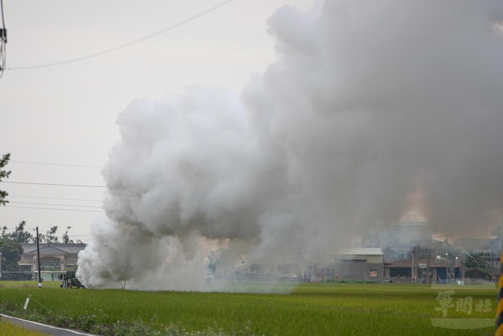 陸軍36化學兵群利用發煙掩護部隊行動。（軍聞社記者卓以立攝）