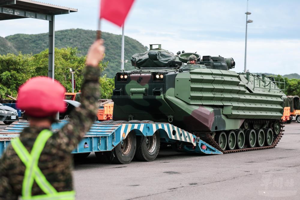 AAV7上板車。（軍聞社記者周昇煒攝）