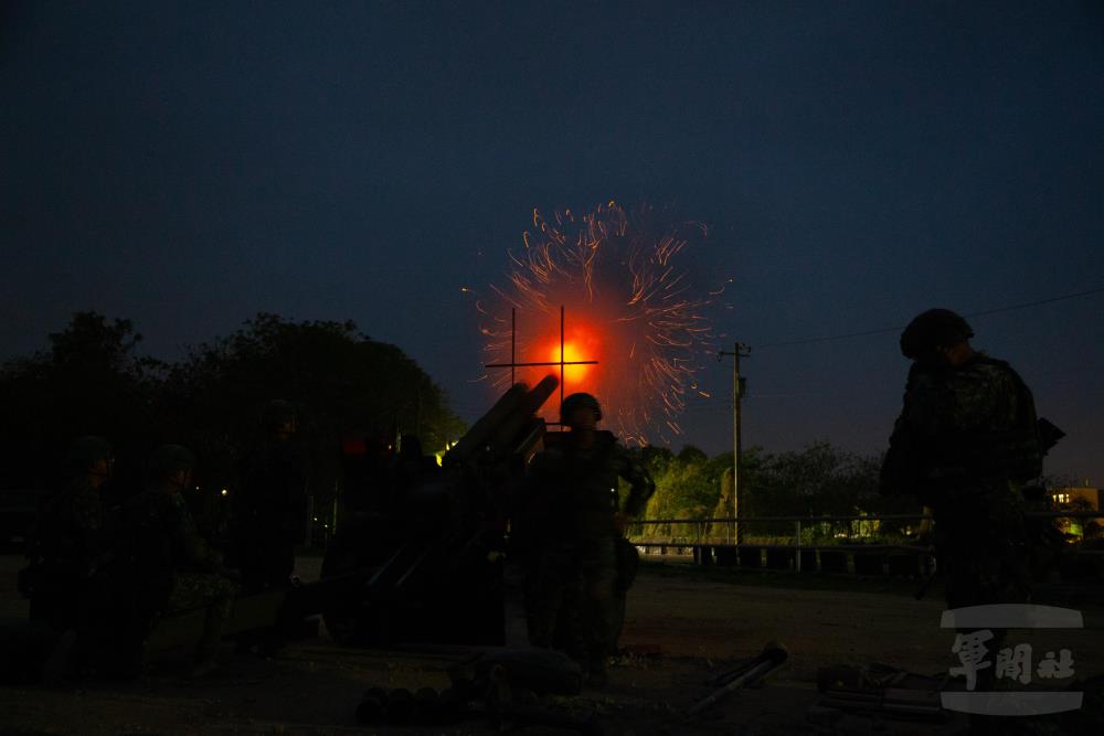 陸軍43砲指部官兵26日在漆黑天色中完成射擊任務。（軍聞社記者吳柏融攝）
