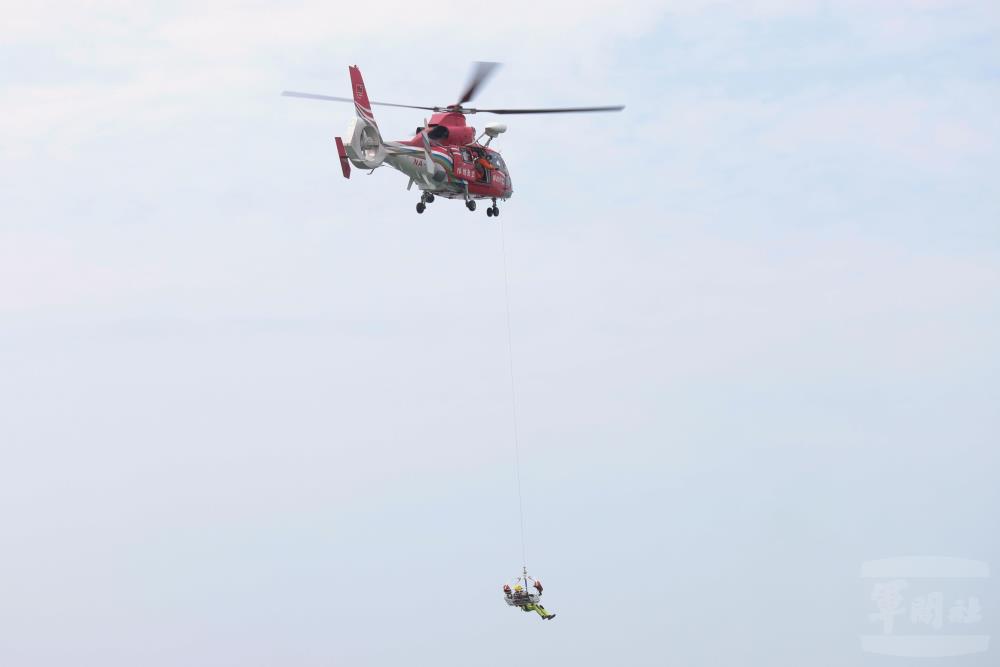 空勤總隊直升機海上救援。（軍聞社實習記者陳薏親攝）