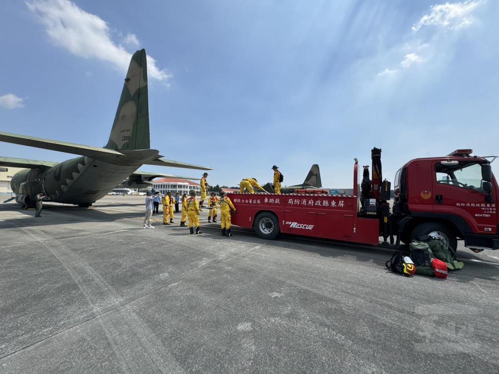 空軍載運救難人員、搜救裝備及物資前往災區。（空軍第六聯隊提供）