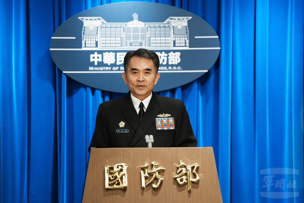 資源司財物資源處長高少將回應媒體提問。（軍聞社記者呂尚俞攝）