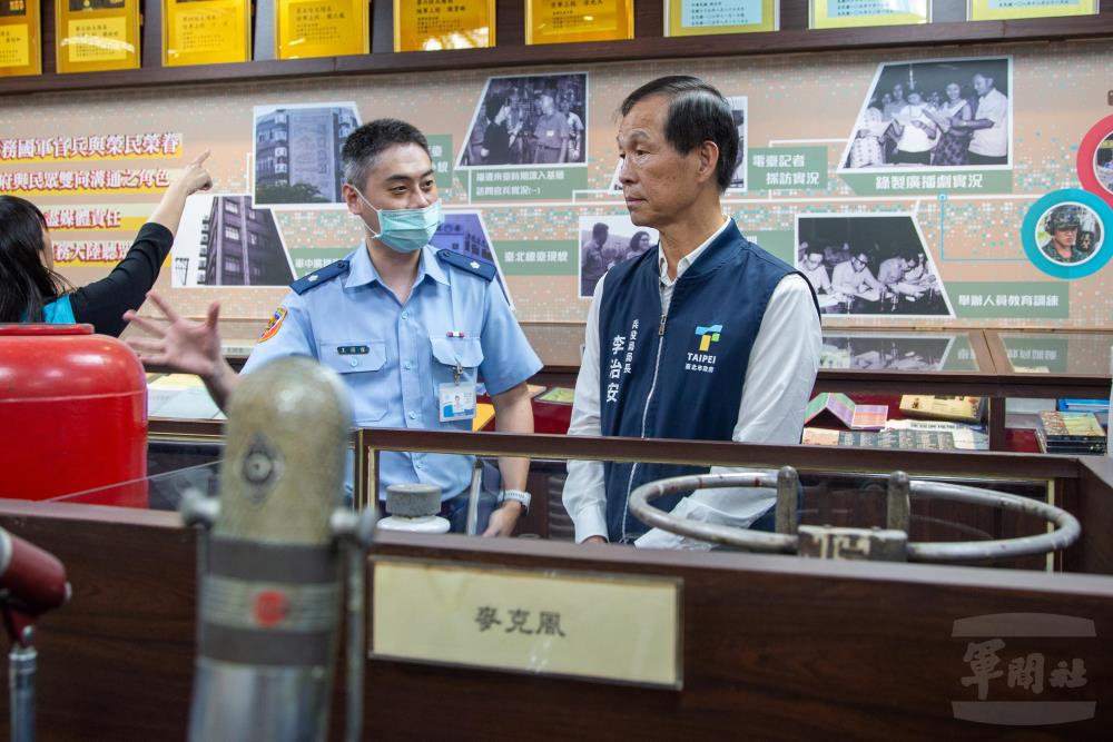 李局長透過參訪漢聲廣播電臺，實地瞭解廣播作業流程。（軍聞社記者蔡枋澐攝）